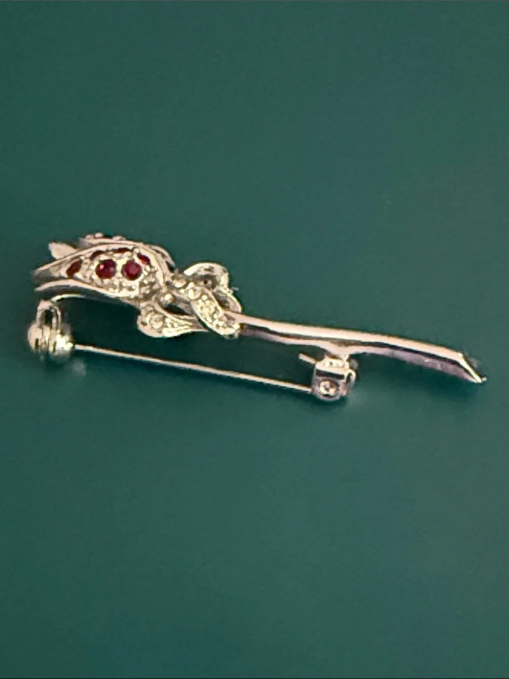 Fashion Jewelry Silver Rose Brooch with Red Stones